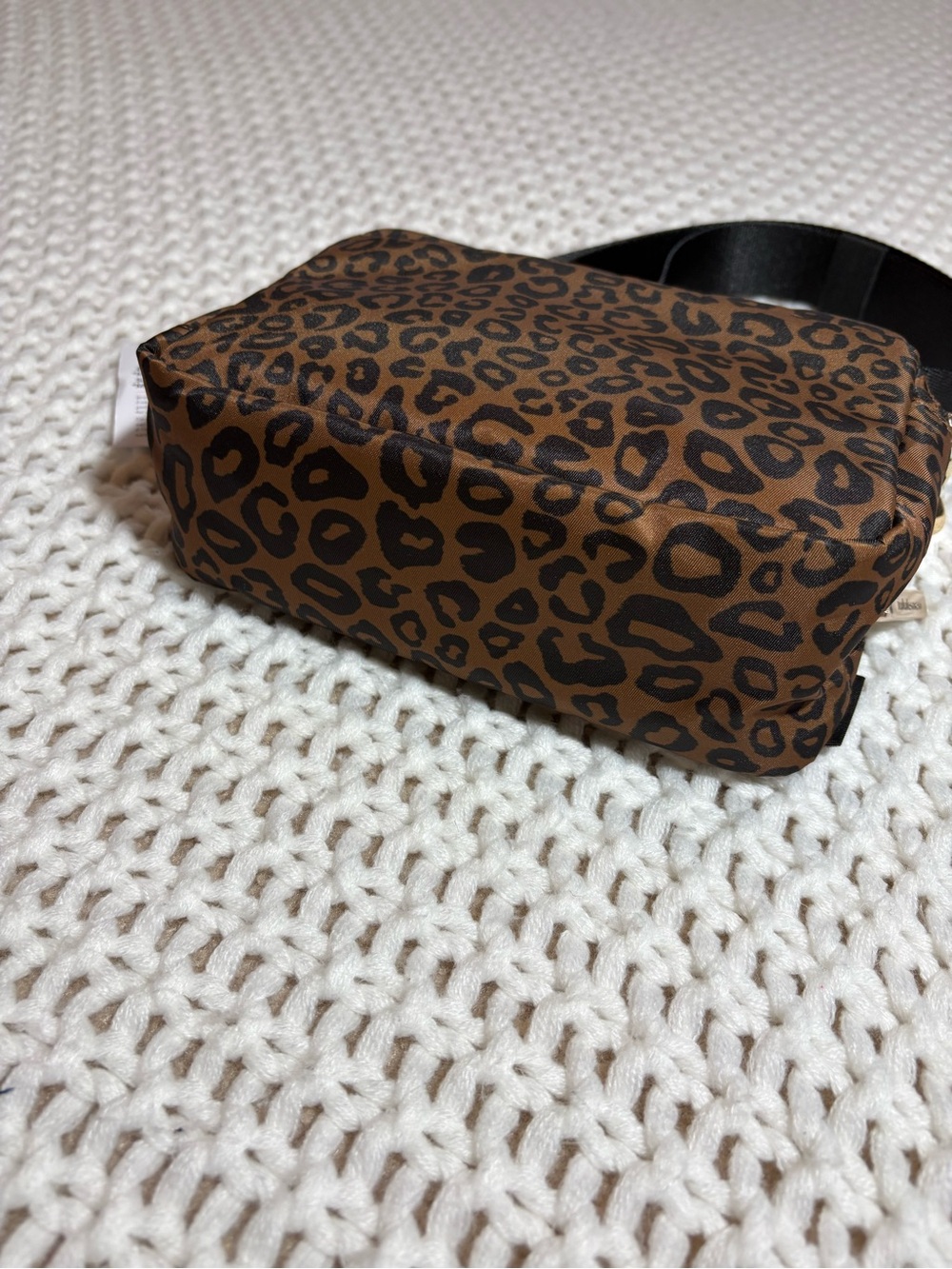 (NWT) RARE! lululemon leopardo everywhere crossbody bag *metal hardware - Picture 7 of 11